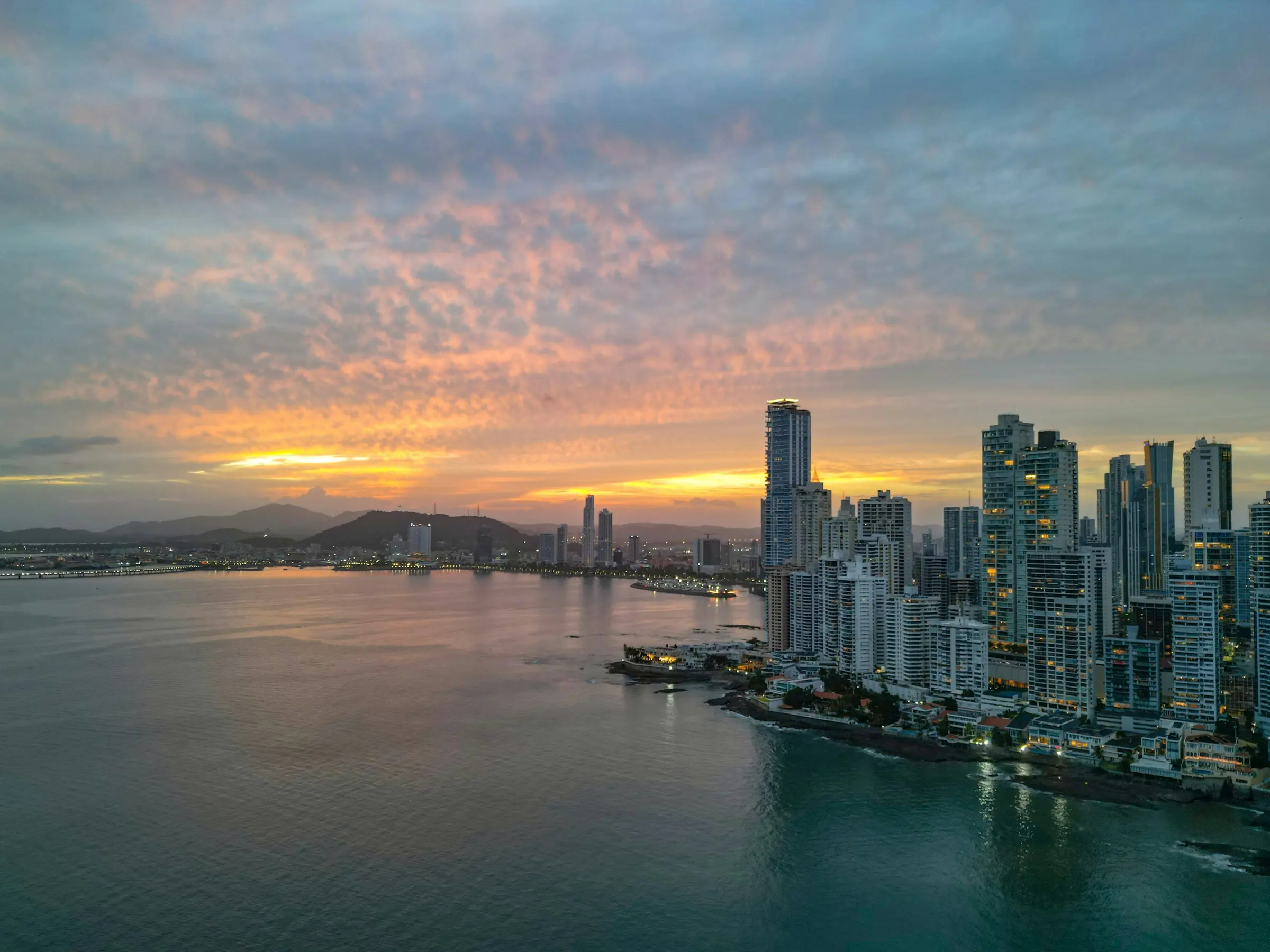 Skyline de Panamá al atardecer sobre el Pacífico